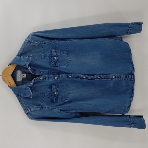 whoau Tops - WHOAU Denim Shirt size Medium California Dream snap down long sleeve pockets